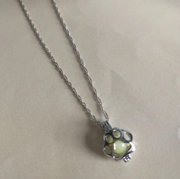 Glow in Dark Paw Print Necklace! - Picture 3 of 9